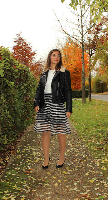 jupe midi naf naf, perfecto noir, pull blanc