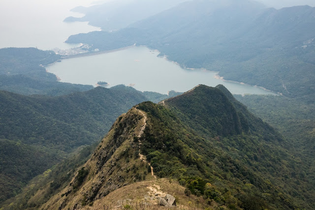 回頭望向狗牙嶺和石壁水塘