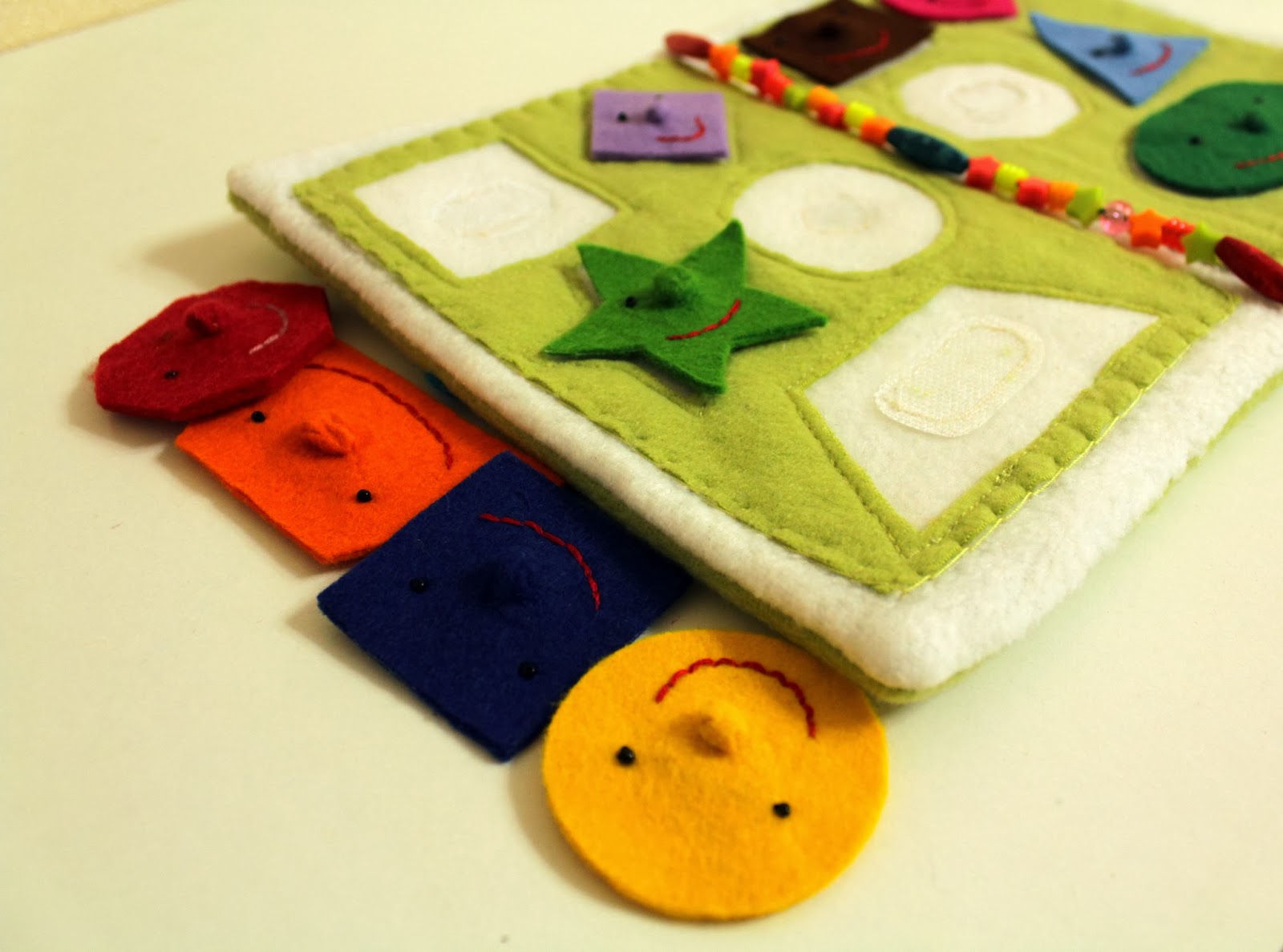 Разворот "Весёлые фигуры"