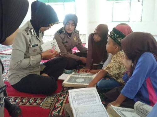 Para Polwan Berhijab Ini Ikhlas Ajarkan Anak-Anak Mengaji Di Sela Kesibukan