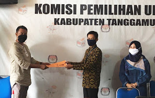Ketua KPU Tanggamus Menyerahan Hasil Rapat Pleno Kepada KPU Provinsi Lampung Ketua KPU Tanggamus Menyerahan Hasil Rapat Pleno Kepada KPU Provinsi Lampung