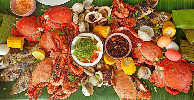 Fresh curacha crabs and other seafoods in Malamawi beach