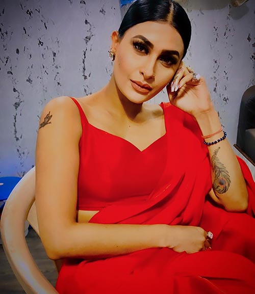 Pavitra Punia sizzles in the saree with backless blouse Navel Queens Pavitra Punia sizzles in the saree with backless blouse Navel Queens