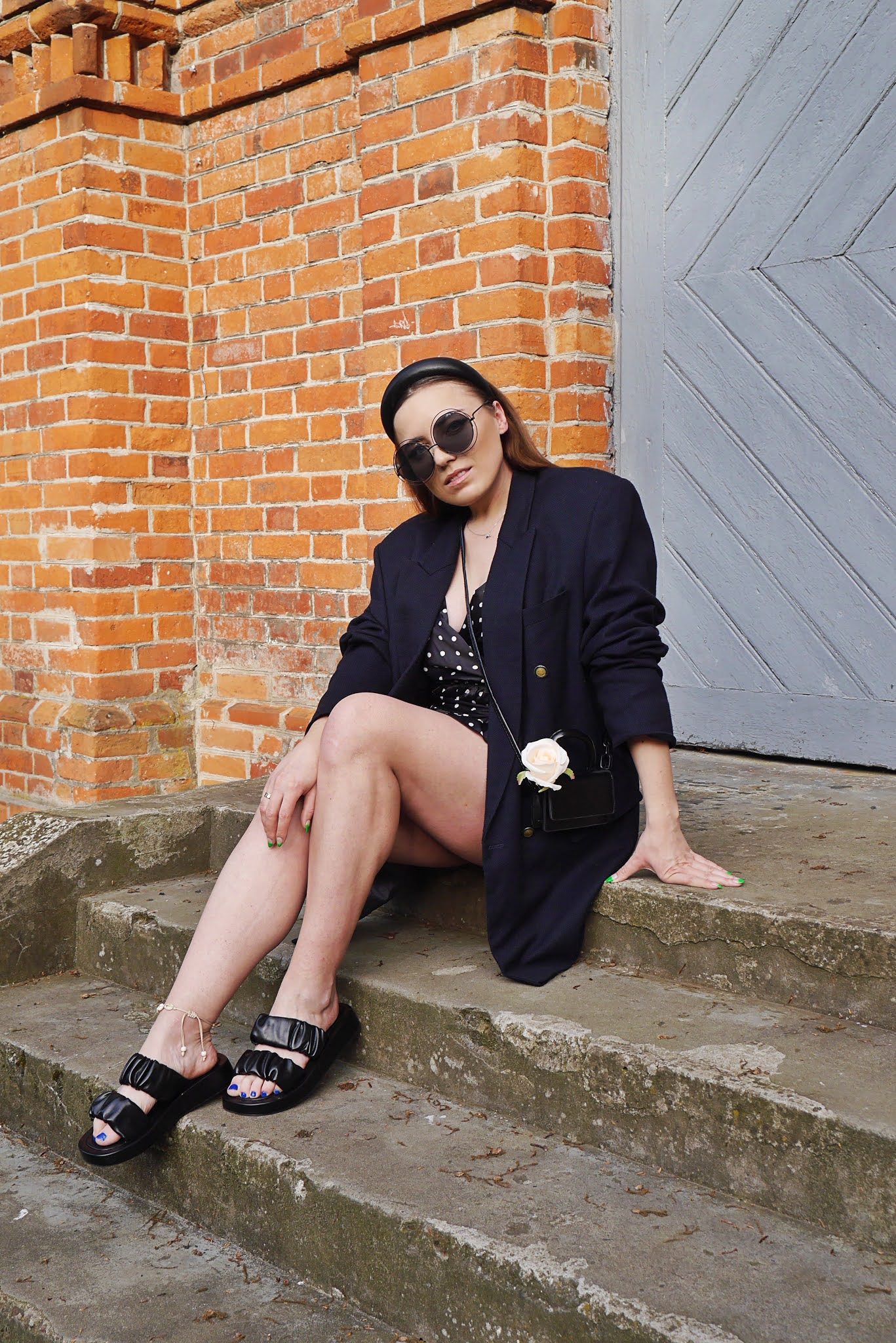 fashion blogger polka dot dress femme luxe black flipflop sunglasses karyn puławy outfit ootd inspration