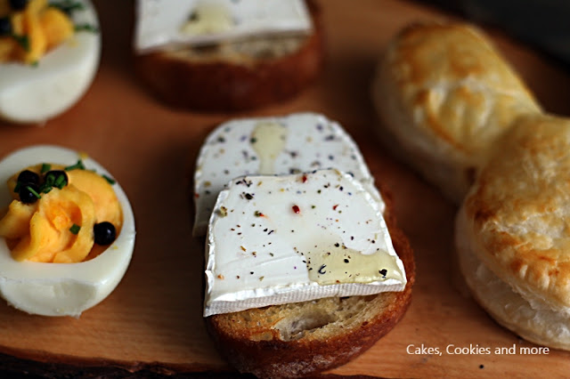 Knusperbrötchen mit Baumnussöl und Ziegenfrischkäse