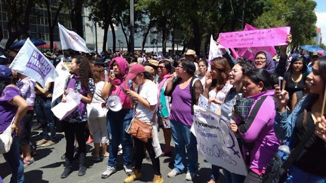 ’Eso les pasa por BORRACHAS’, gritaron simpatizantes de Mancera a mujeres que asistieron a la marcha.