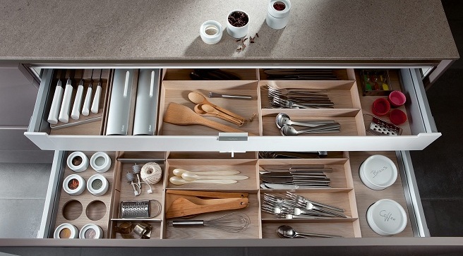 Cajón con compartimentos para mantener orden en la cocina