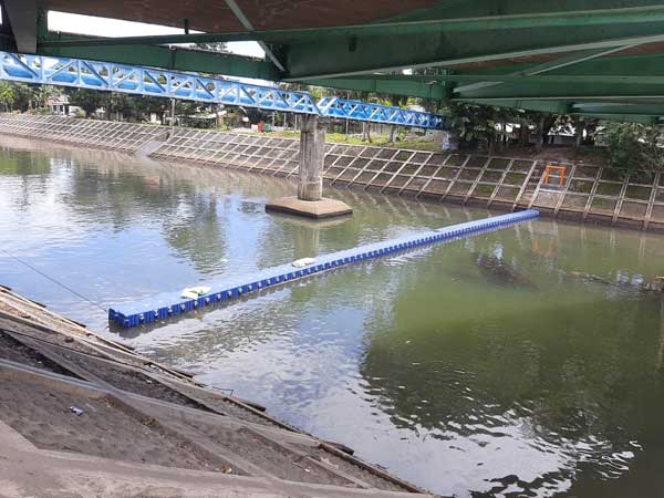 DLH Kota Padang Pindahkan Alat Penyekat Sampah di Jembatan Tamsis