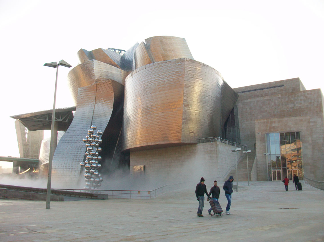 Luna De Bilbao Alrededor Del Museo Guggenheim