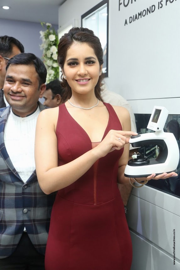 Raashi Khanna launches Forevermark Diamonds at Manepally Jewellers