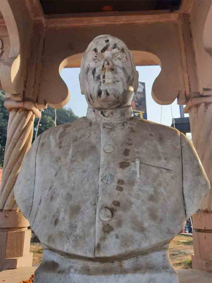 Ex-PM Rajiv Gandhi's Statue Defaced In Varanasi; Congress Netas Threatens Massive Protest, Gujarath, News, Politics, Prime Minister, Narendra Modi, Visit, Congress, Protest, National