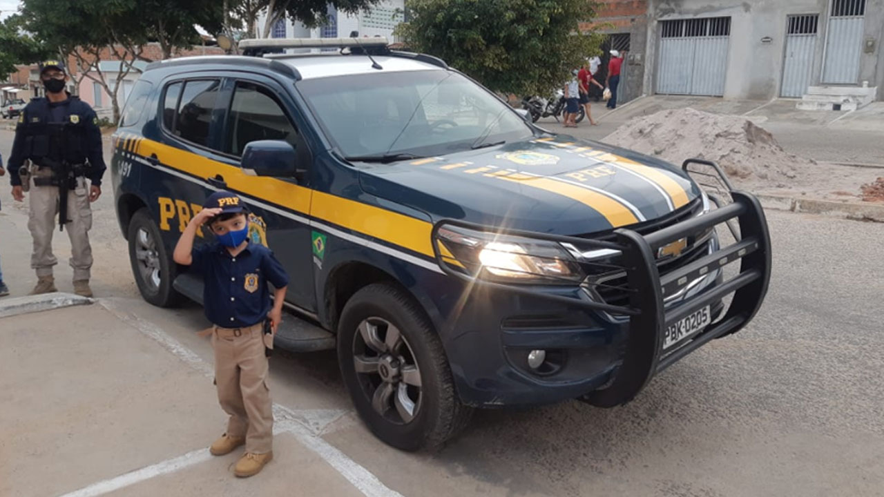 Menino que sonha em ser PRF comemora aniversário com policiais em Garanhuns Menino que sonha em ser PRF comemora aniversário com policiais em Garanhuns