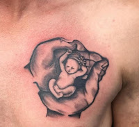 tatuaje de padre hacia el hijo no nacido