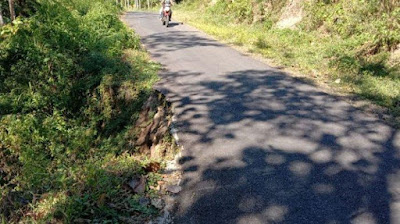 Kondisi jalan yang nyaris putus di Rega-Sawu tepatnya di Desa Wuluwalo Kecamatan Maupunggo Kabupaten Nagekeo, Minggu (6/9/2020).