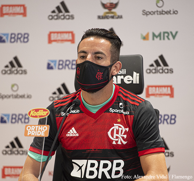 Flamengo anuncia a contratação do chileno Isla para a vaga de Rafinha na  lateral - Superesportes