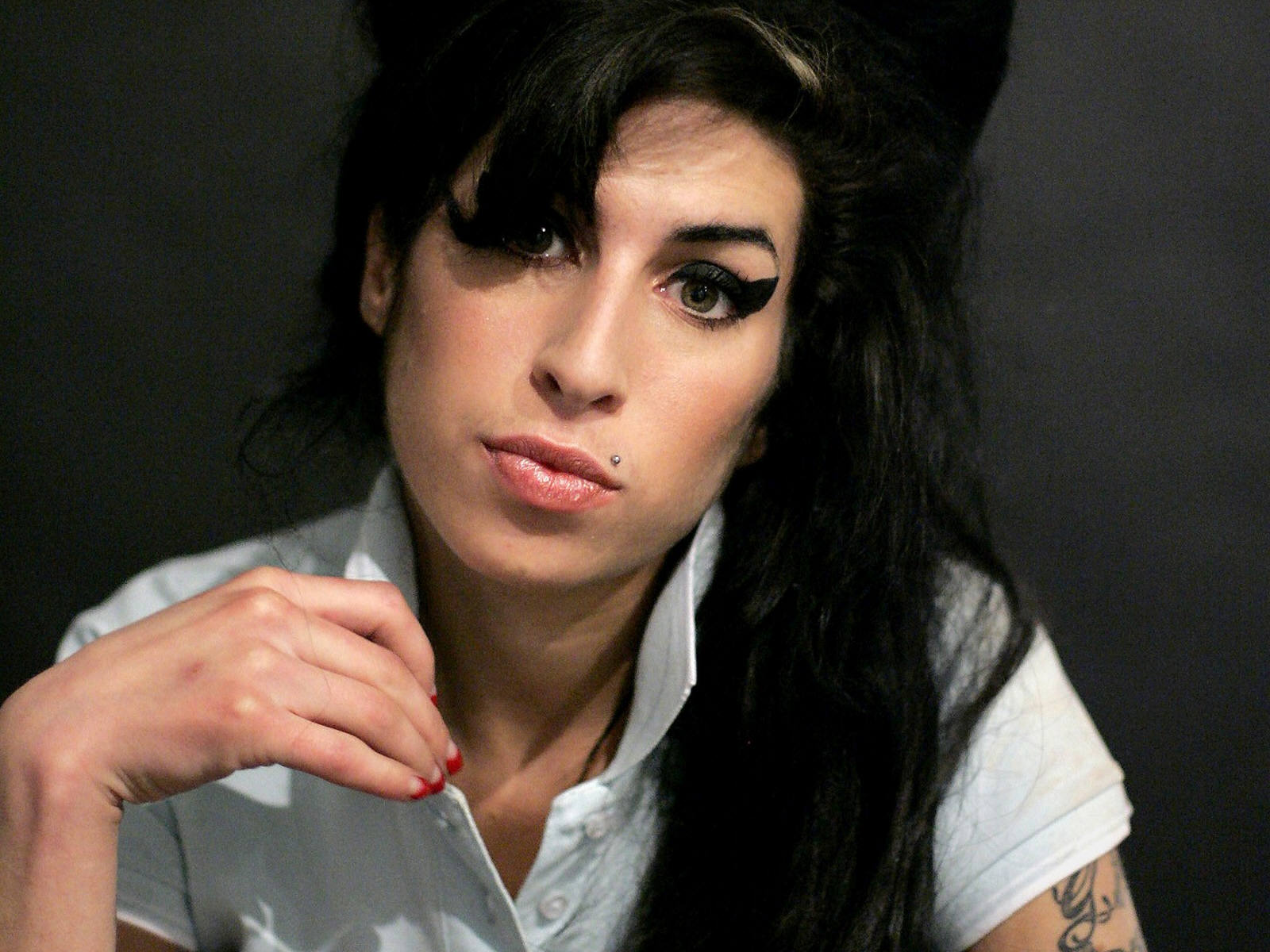 https://1.bp.blogspot.com/-kwxPM08sKoQ/TisNrvDK0FI/AAAAAAAABiY/NXxeArkZLCo/s1600/Amy_Winehouse_0016_1600X1200_Wallpaper.jpg