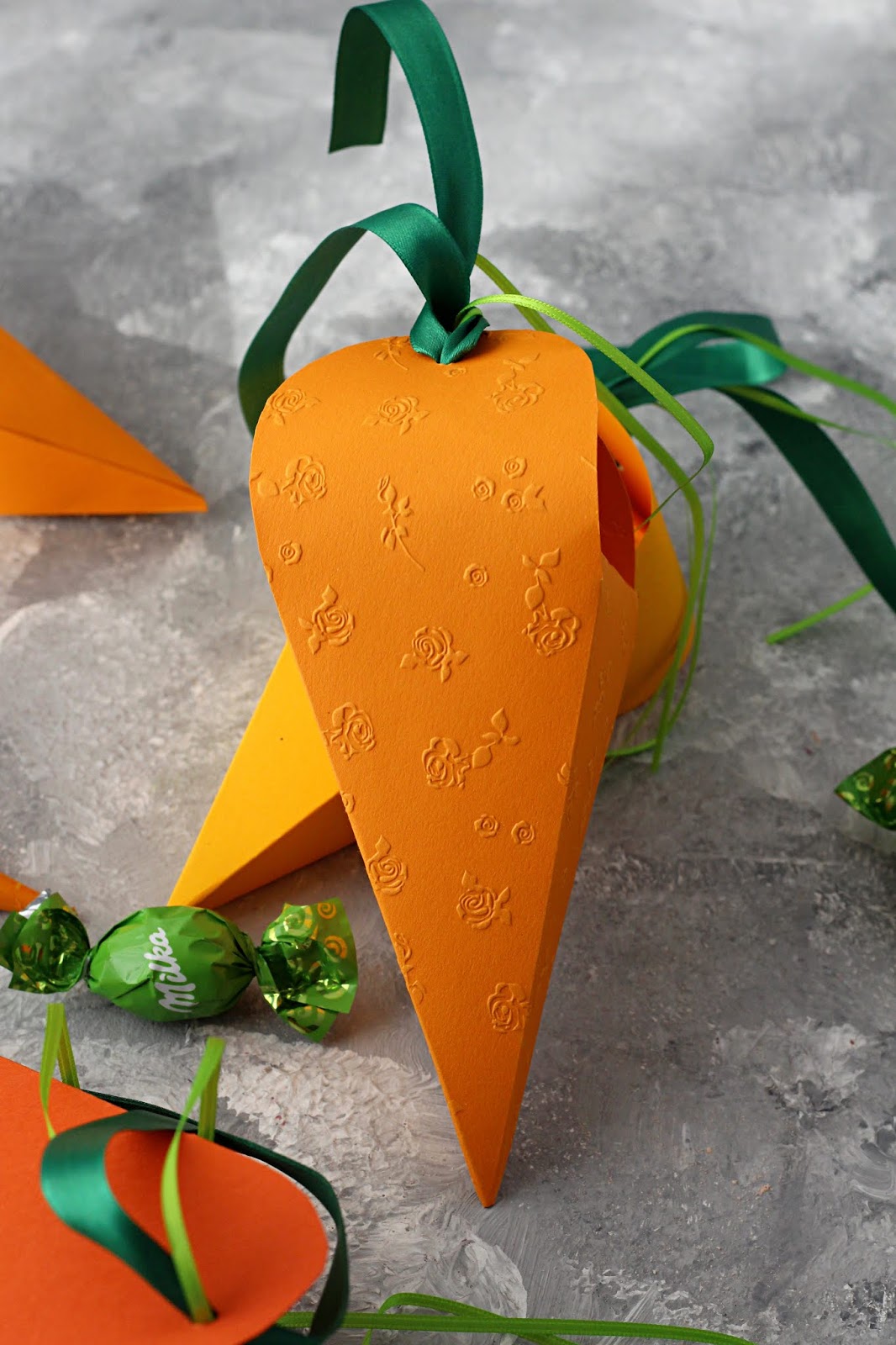 Schnelles Oster DIY: Karottenschachteln aus Pappe zum Befüllen