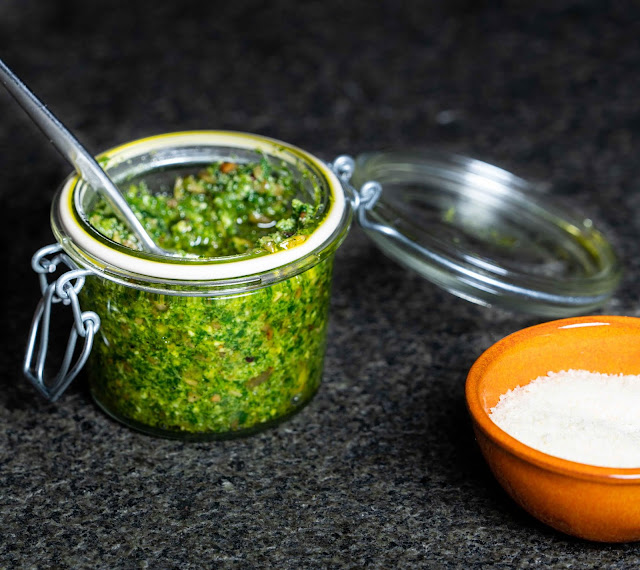 Pasta mit Rucola-Chili-Pesto
