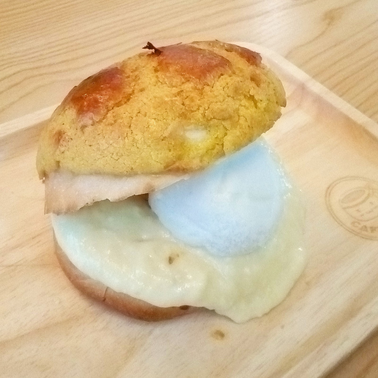 Supersupergirl's dining reviews [Cafe 1980s] Pineapple bun and with