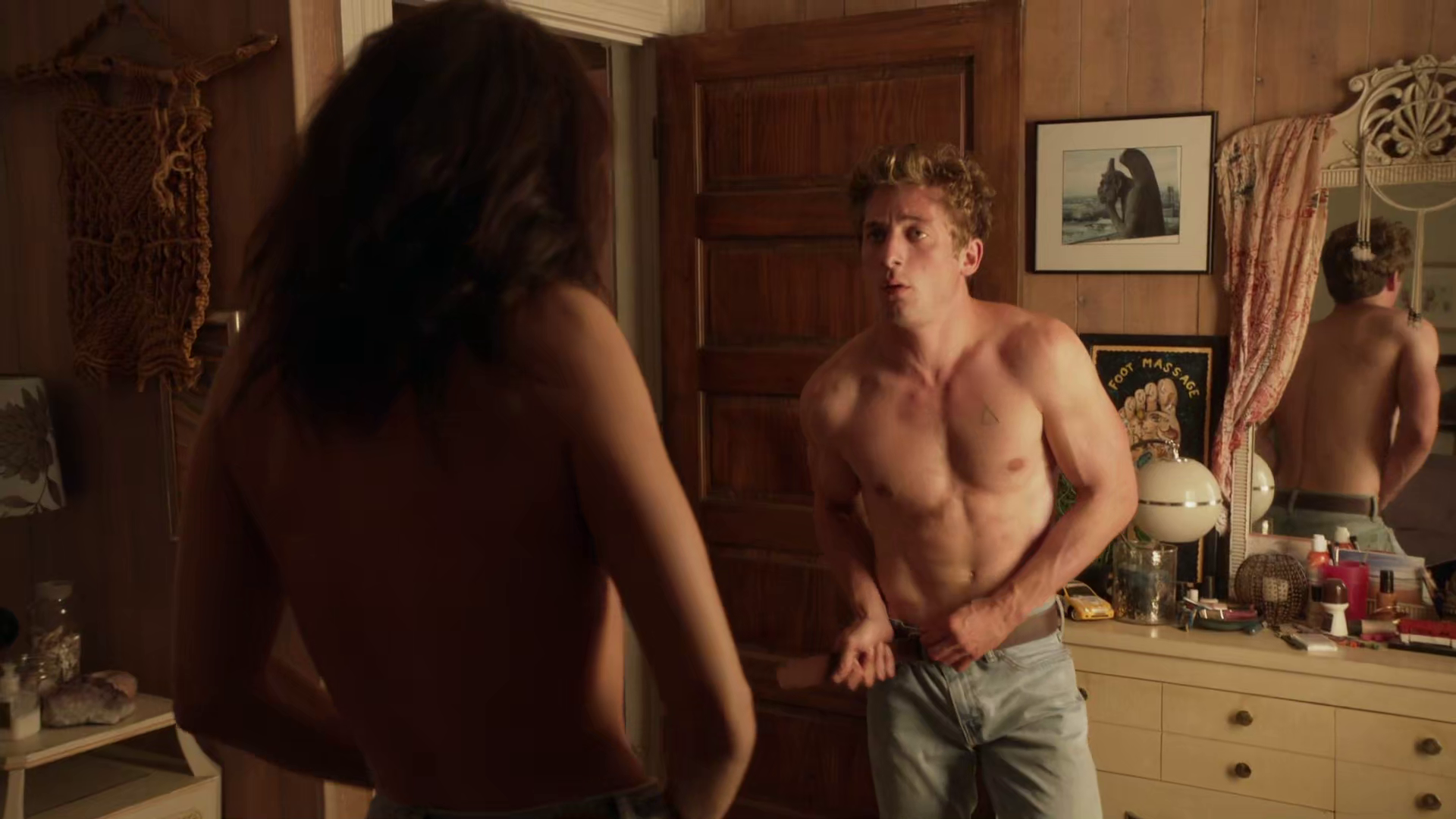 Jeremy Allen White nude in Shameless 7-06 "The Defenestration of Frank...