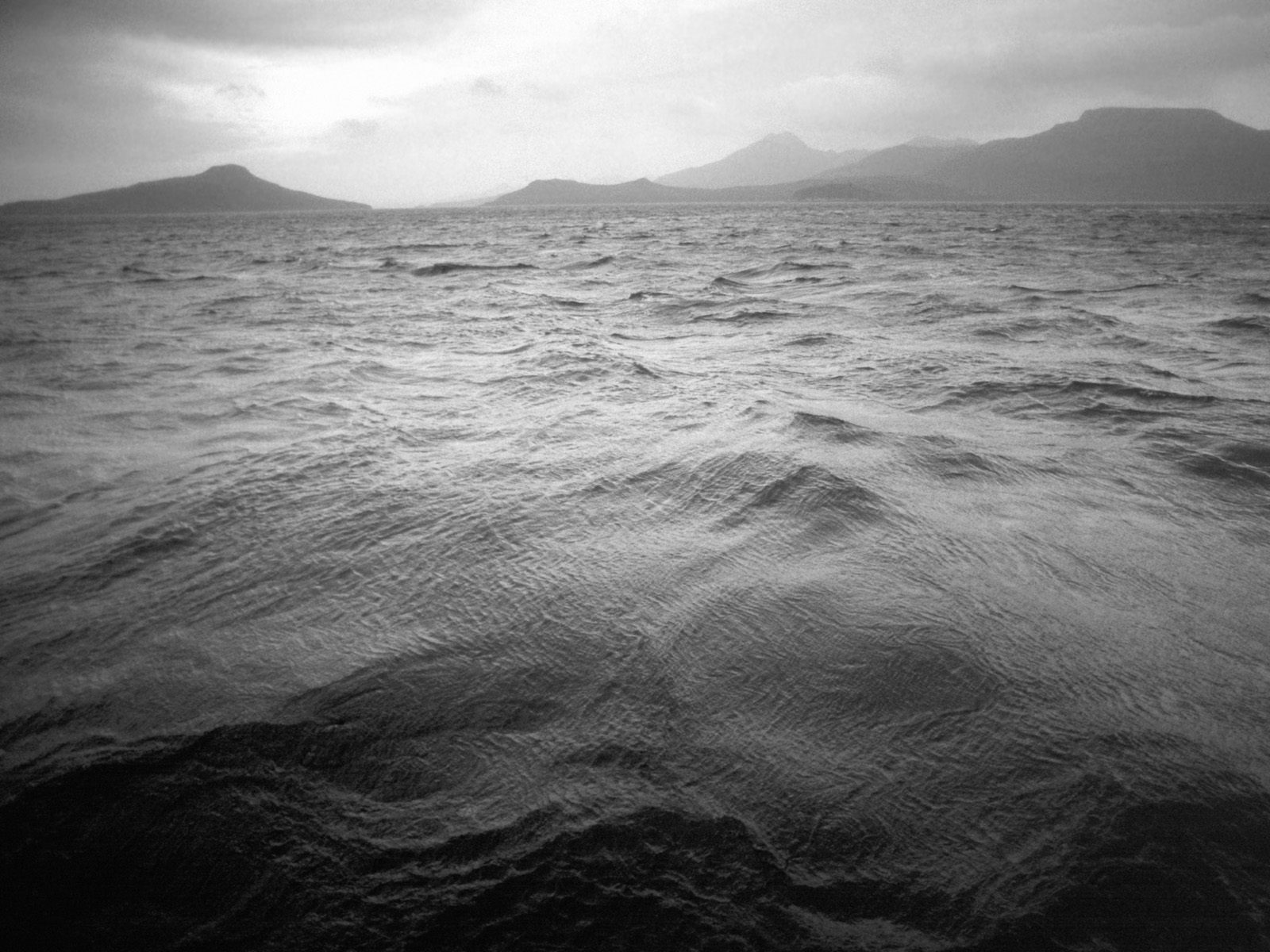 Море черно белое шторм