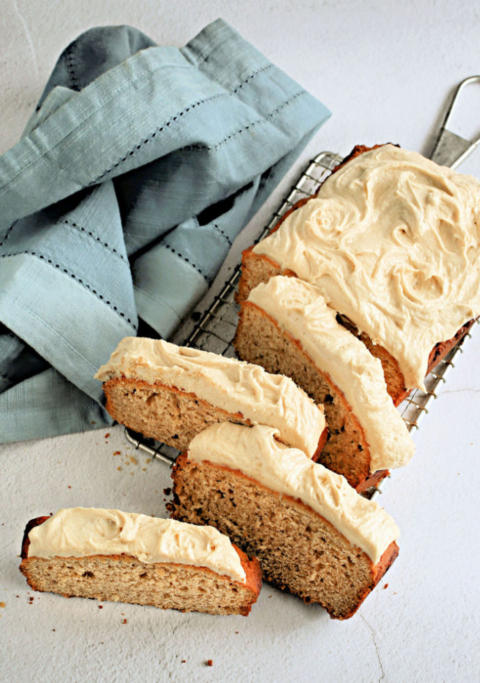 Recipe for a honey cake with cinnamon, ginger and nutmeg. Topped with a sweet tahini cream cheese frosting.