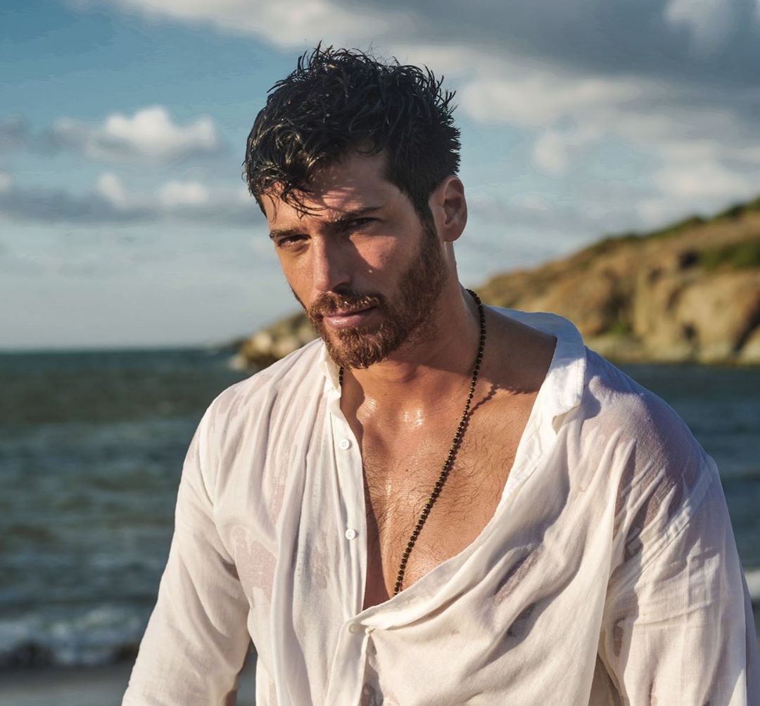 Can Yaman shows how to prepare before filming