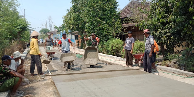 Babinsa Bantu Cor Jalan Warga Dk. Ngampunan