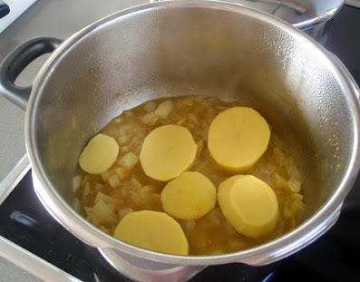 Elaboración de merluza con patatas y mejillones al curry