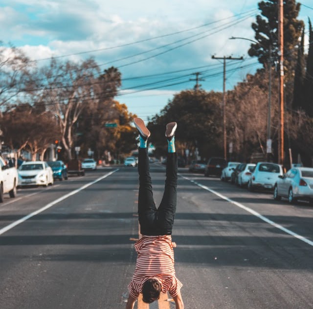 Nghĩa của turn upside down là gì và cách sử dụng trong tiếng Anh