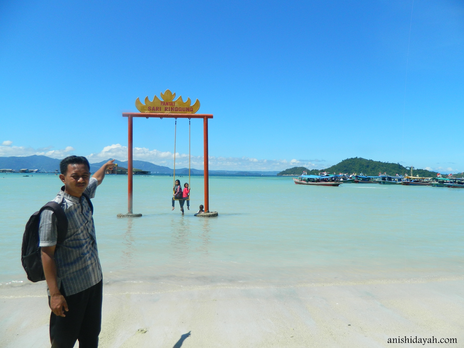 Sangpetualang: Menjelajah Pantai Sari Ringgung, Sensasi Shalat Di Masjid Terapung