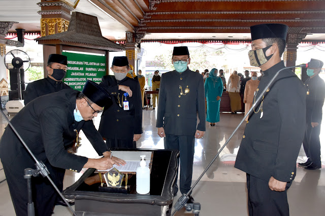 Mojokerto - Bupati Mojokerto Pungkasiadi didampingi Sekdakab Hery Suwito, Ketua TP PKK Yayuk Pungkasiadi, Ketua Dharma Wanita Persatuan Diah Ratna Hery Suwito, mengukuhkan/melantik serta mengambil sumpah/janji jabatan 38 orang Pejabat Administrator dan Pengawas di lingkungan Pemerintah Kabupaten Mojokerto, Senin (31/8) siang di Pendapa Graha Majatama.  Beberapa nama pejabat yang dilantik diantaranya Rahmat Suharyono dari Kabag Administrasi Pemerintahan menjadi Kabag Pemerintahan Sekretariat Daerah, Alfiyah Ernawati dari Kabag Humas dan Protokol menjadi Kabag Protokol dan Komunikasi Pimpinan Sekretariat Daerah, Zaqqi dari Kabag Layanan Pengadaan Barang dan Jasa menjadi Kabag Pengadaan Barang dan Jasa Sekretariat Daerah, serta nama-nama lainnya.  Pada sambutan arahan, bupati mengamanatkan beberapa pesan penting kepada para pejabat terlantik. Pejabat Administrator dikatakan memiliki tanggung jawab menjalankan tupoksi sebuah perangkat daerah. Sedangkan Pengawas bertanggungjawab mengendalikan pelaksanaan kegiatan yang dilakukan Pejabat Pelaksana.  “Kepada para pejabat yang dilantik hari ini, saya minta jaga dan pertahankan integritas, loyalitas dan komitmen terhadap tanggung jawab. Lakukan identifikasi masalah dan kembangkan alternatif pemecahannya. Terus tingkatkan kinerja pribadi, unit kerja maupun organisasi dan ciptakan interaksi keselarasan dan kerjasama kondusif. Saya juga minta untuk menjaga netralitas demi terselenggaranya pemerintahan dan pelayanan lebih baik, serta perilaku yang harus dipertanggungjawabkan,” pesan bupati. (Jayak)
