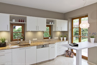 Landhausküche modernisieren mit modernen Haushaltsgeräten , neuem Dunstabzug, Innenauszügen, Apothekerschrank und neuen Fronten