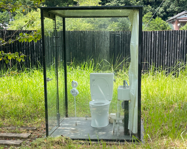 Toilet tembus pandang Toilet tembus pandang