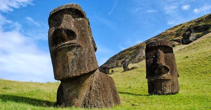 Moai heykelleri, Şili'nin 3703 kilometre batısındaki Paskalya Adası'nda bulunmaktadır.