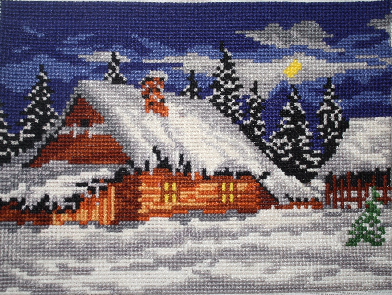 Схема зимней. Вышивка крестом зимний пейзаж. Вышивка крестом зимний пейзаж с домиком. Вышитые картины крестиком. Вышивка домик в зимнем лесу.