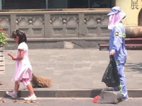 Demi Bantu Pekerjaan Ibunya, Gadis Cilik ini Rela Menyapu Jalanan ditengah Terik Panas Matahari