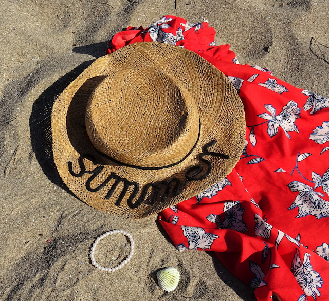 wakacyjna stylizacja, wakacyjny lookbook, outfit, stylizacje, lato 2019, trendy 2019, plaża, jak się ubrać na plażę, Costa Brava