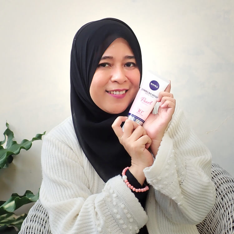 Persiapan Traveling Agar Perjalanan Aman dan Menyenangkan tips membersihkan wajah dengan nivea facial foam