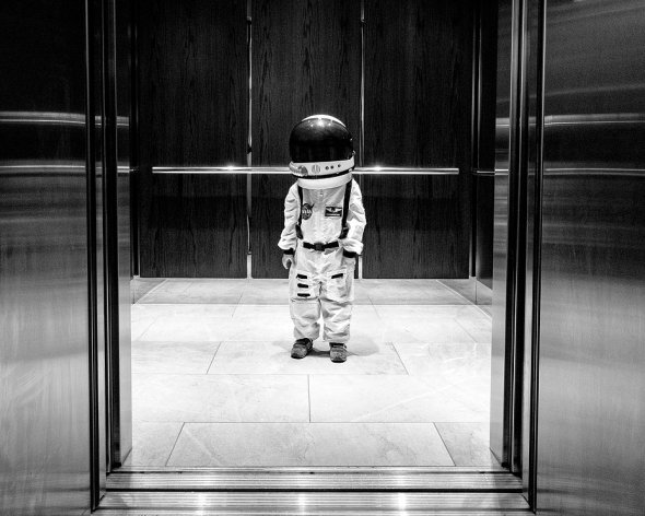 Aaron Sheldon fotografia fofa seu filho Harrison como astronauta small steps are giant leaps criança meigo aventura cotidiano