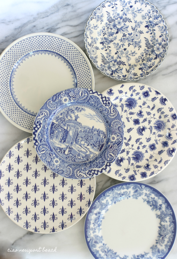 Collection plate. Бело голубая посуда. Тарелки белые с синим. Тарелки бело голубые. Набор посуды бело-голубой.