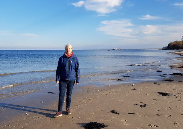 Küsten-Spaziergänge rund um Kiel, Teil 5: Jellenbek - Strand - Krusendorf - Jellenbek. Den Spaziergang starten wir am Strand mit Blick über die Eckernförder Bucht.