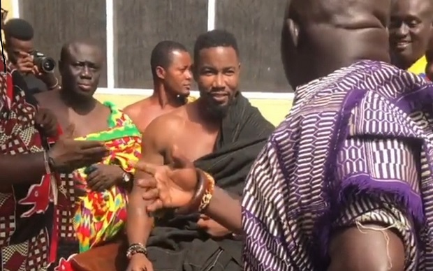 Vidéo - L'acteur américain de films d'action intronisé roi au Ghana 