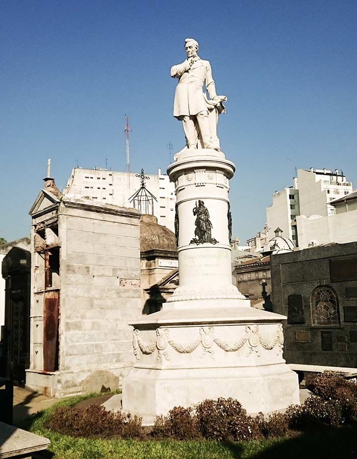 Uma das estátuas do cemitério La Recoleta em Buenos Aires, famosos pelas suas lápides magníficas e por abrigar falecidos famosos
