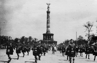 Argyll and Sutherland Highlanders of Canada (Princess Louise's) parading in front of the Siegessäule