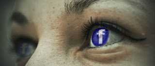 Par de olhos com a côrnea pintada com as cores do Facebook