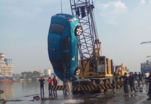 Mobil Taksi Nyemplung ke Dermaga, 4 Orang Tewas Mobil Taksi Nyemplung ke Dermaga, 4 Orang Tewas