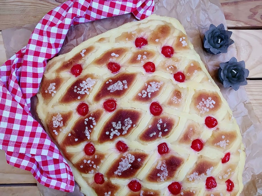 Coca de San Juan. Receta de Xavier Barriga típica de la festividad de San Joan. Verano, hogueras, postre, crema pastelera, tierno, esponjoso, masa, brioche, panificadora, guindas, cerezas. Horno. Cuca