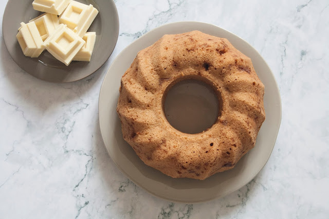 Ciambella al cioccolato bianco senza uova e senza burro