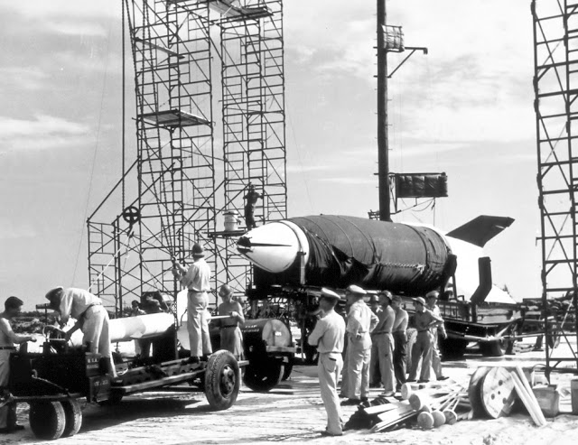 Ступени ракеты Bumper (WAC-Corporal и А-4) доставлены на Испытательный полигон большой дальности мыса Канаверал; июль 1950 года